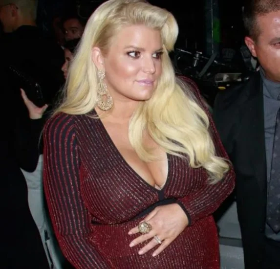 Jessica Simpson lost weight and shared a photo in a swimsuit to show her fans how she looks now…