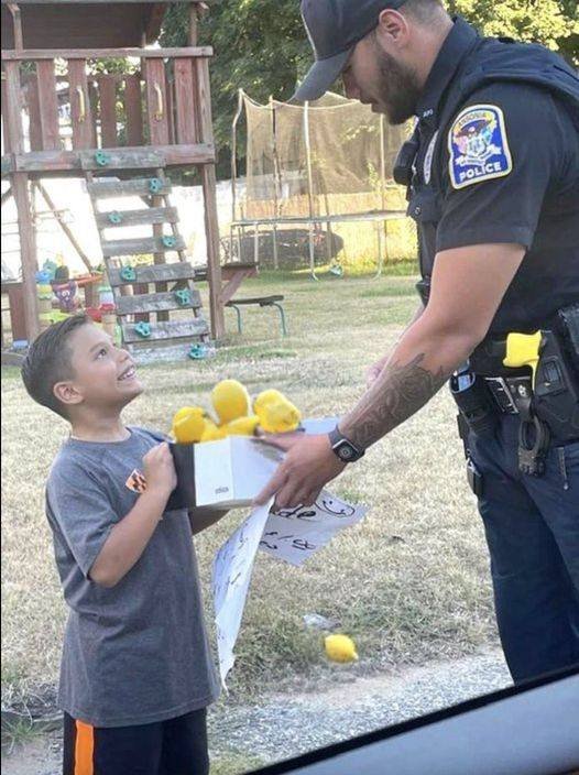 Police officer surprises 7-year-old boy selling lemonade with a pair of brand new sneakers for school”@