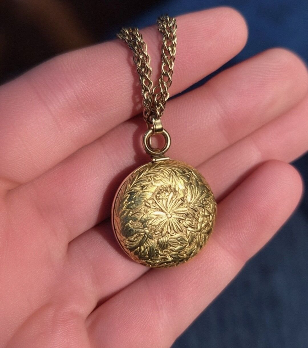 Old Lady Sees Late Mother’s Pendant at Flea Market, ‘I’ll Pay Double Its Price’ She Suddenly Hears – Story of the Day