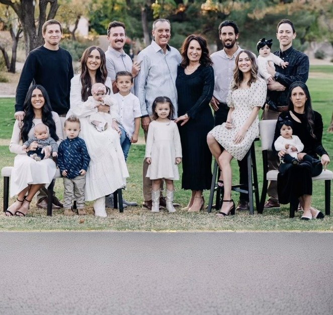 Family’s Holiday Card Photo Sparks Outrage After People Spot Small Detail, Some Call It ‘Nasty’