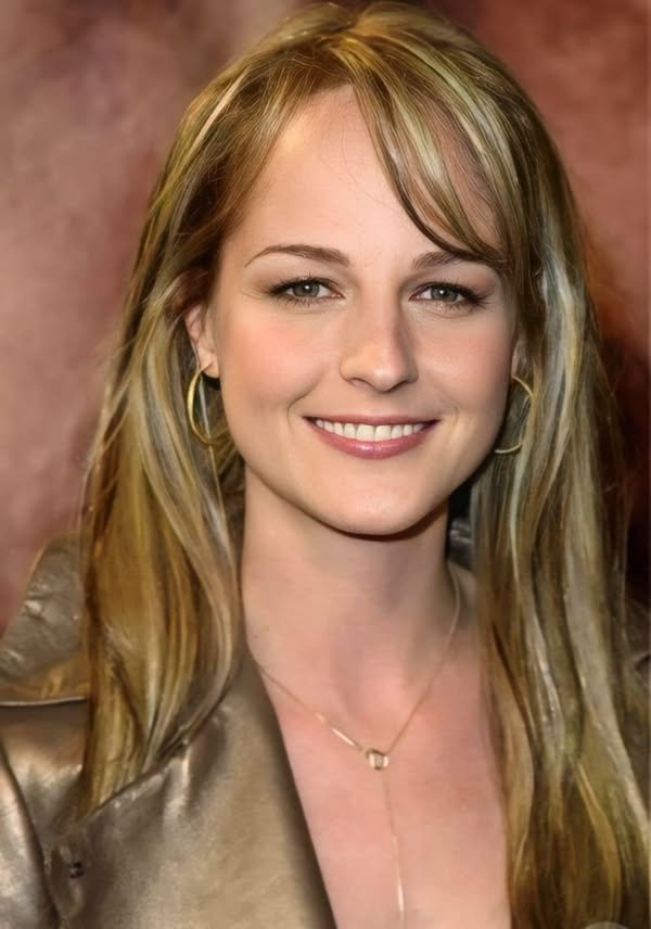 Wrinkles and Gray Hair: Helen Hunt at 60 Defies Hollywood Norms! Fans React to Her Natural Look