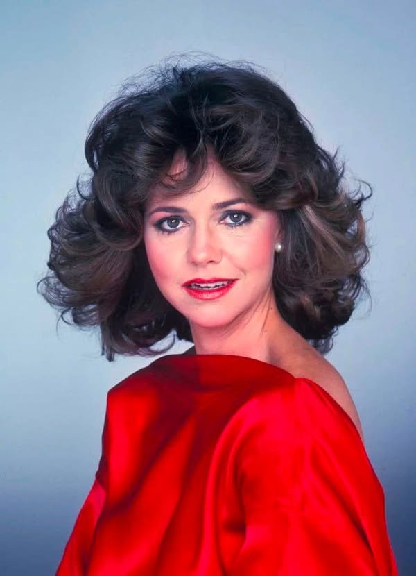 «The Hollywood bombshell turned 76!» This is how time has changed iconic film star Sally Field